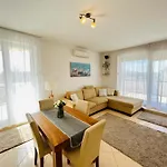 Merland Premium Penthouse - Lakeview